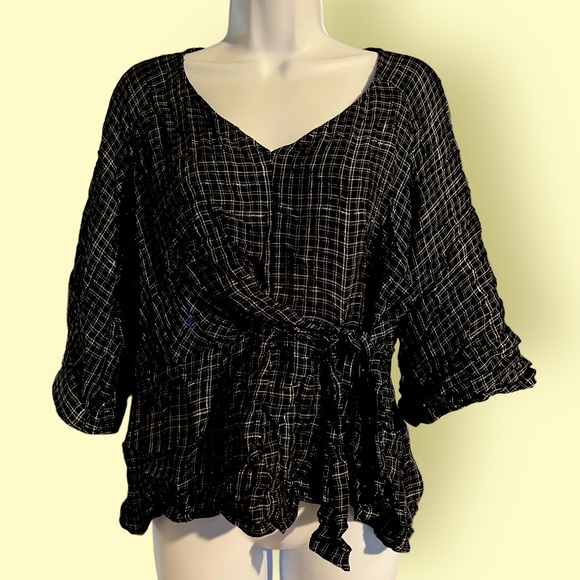 Jennifer Lopez Tops - Jennifer Lopez V-neck side tie‎ silver threads